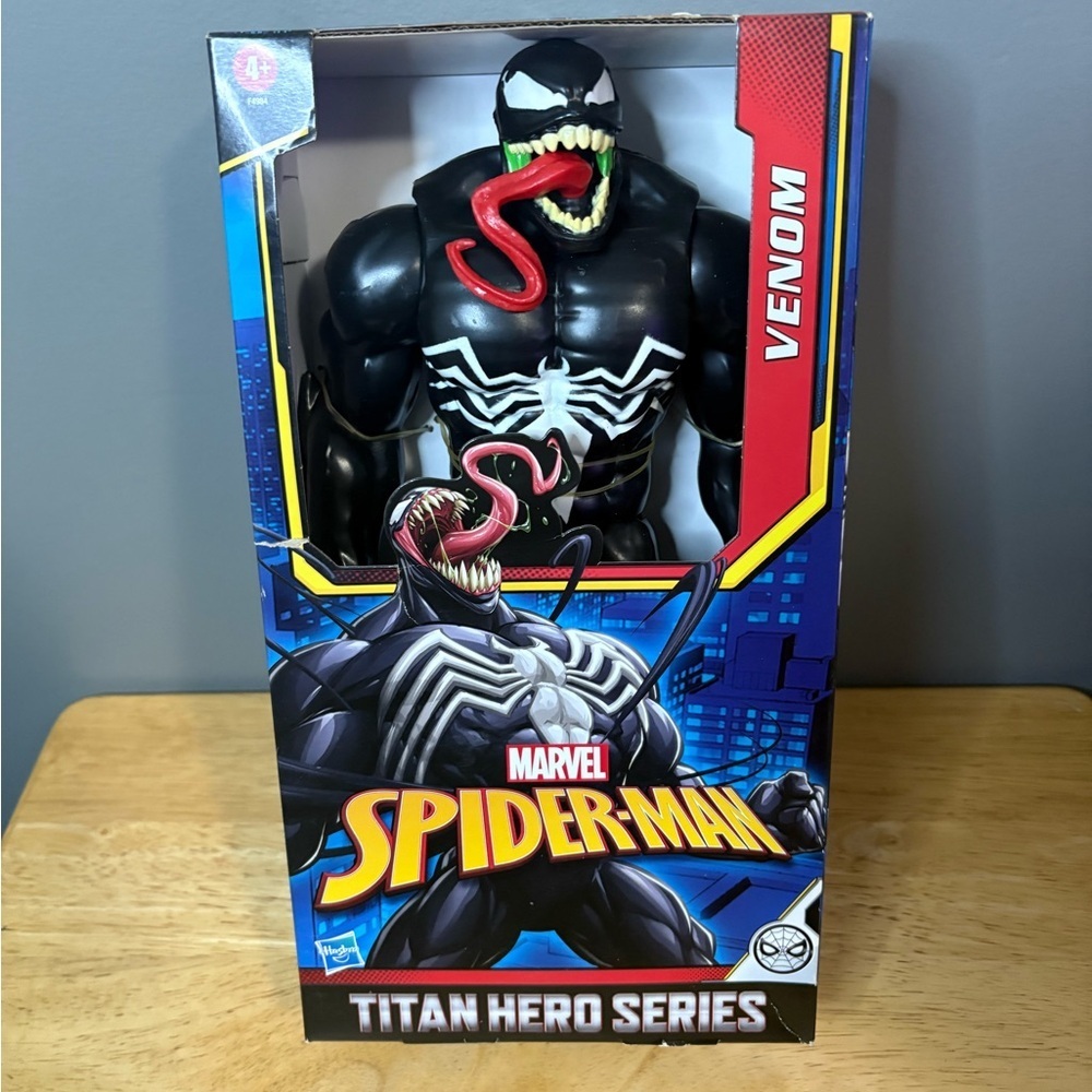 NEW IN BOX MARVEL AVENGERS SPIDER - MAN
" VENOM " TITAN HERO SERIES